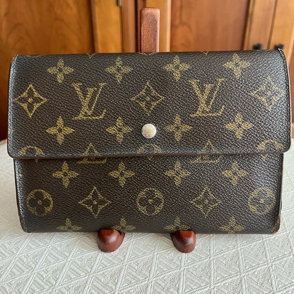 Louis Vuitton Pochette-passeport Wallet - Picture 6 of 15